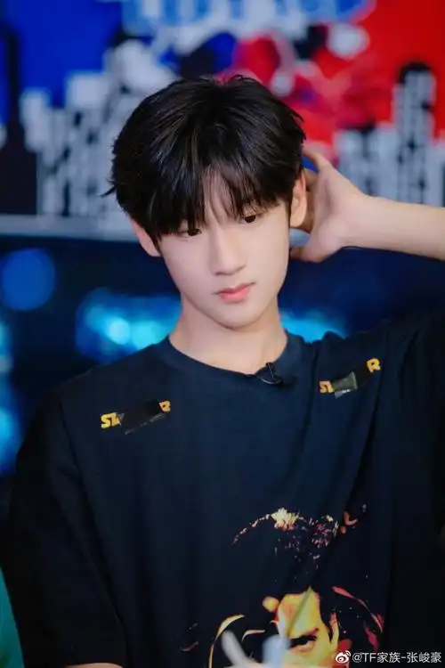 张峻豪五月晚安随拍