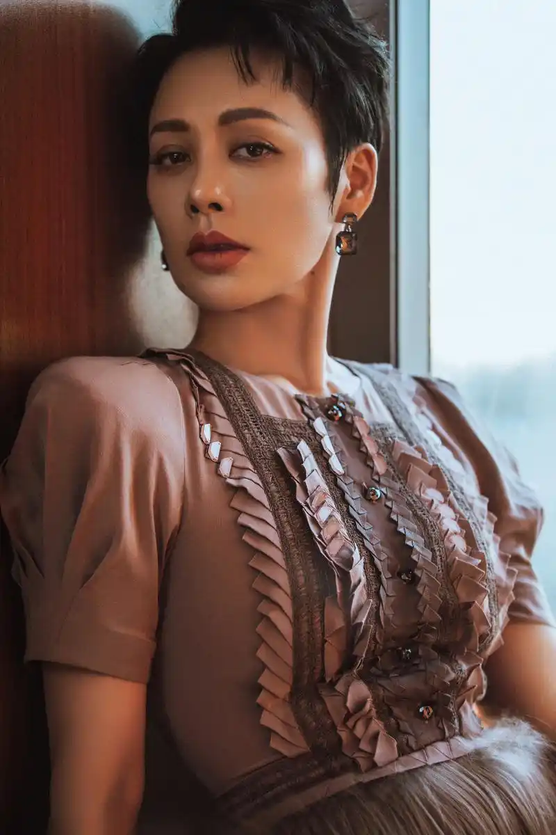 演员宁静惊艳短发造型全新发布复古写真