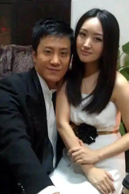 毛宁隐瞒十年的妻子近照,颜值逆天不输杨钰莹,难怪他不愿公开