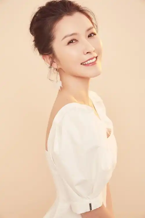 徐洁儿初春写真曝光简约时尚彰显典雅气质