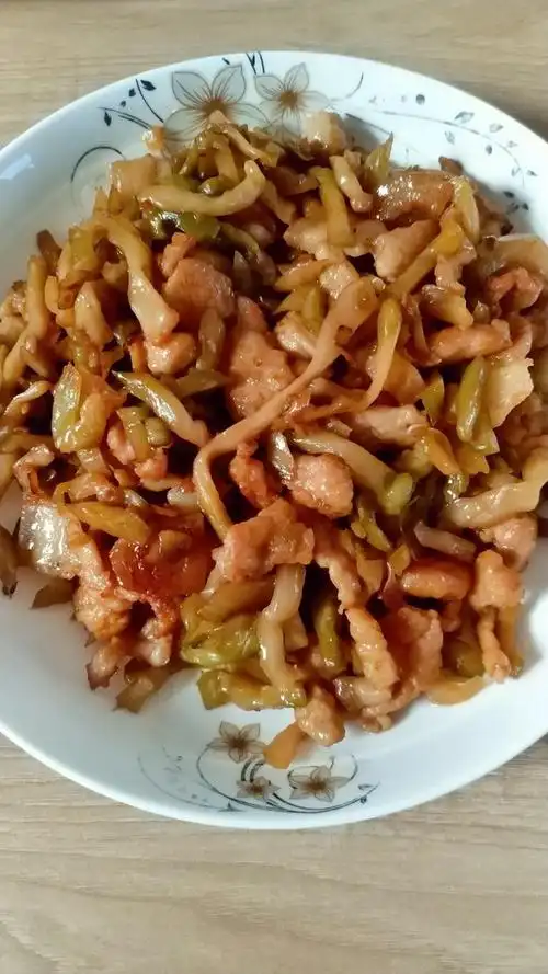 小新和萌小白做的榨菜肉丝