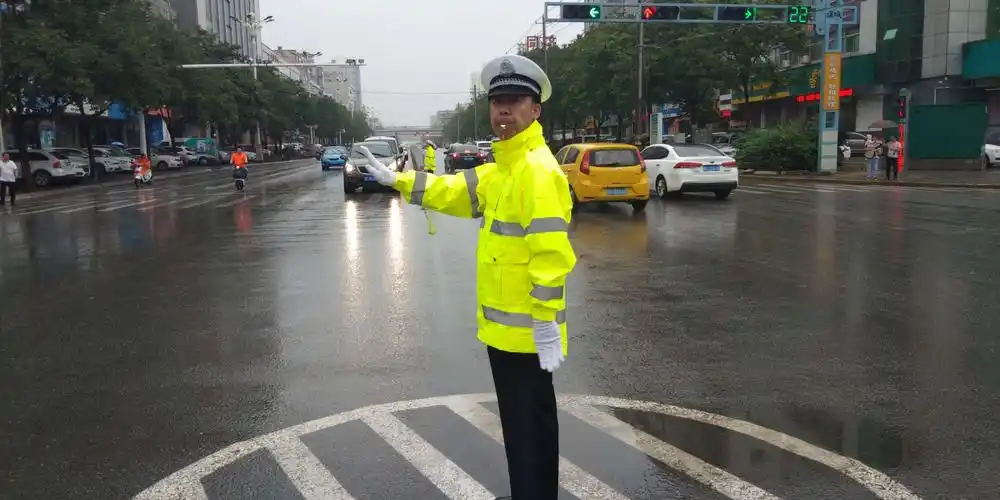 最显眼的那一抹"黄"——蒲城交警雨中执勤保畅通