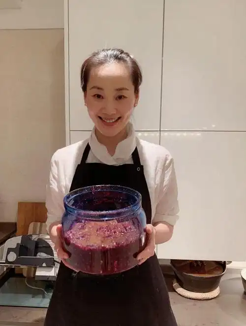 林依轮的老婆西华真的是长了一张明星脸,最为相似的应该就是和影后