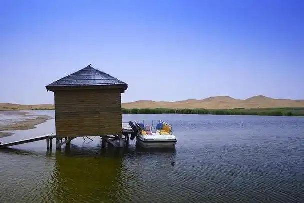 月亮湖风景区位于内蒙古自治区阿拉善盟阿拉善左旗境内,坐落在腾格里