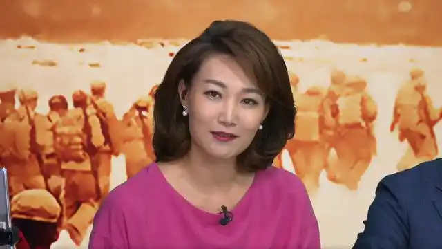 央视新闻联播主播李梓萌直播文艺节目主持不改新闻播音腔