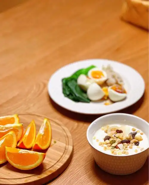 一个人的早餐鸡蛋酸奶青菜