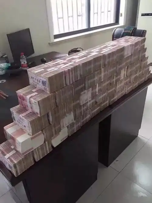 台州致富村发年终奖了 钱堆成"小山"村民排队领钱