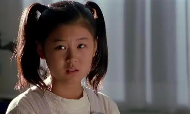 李小萌与当时备受称赞的导演冯巩携手合作,于2000年拍摄了喜剧片《谁