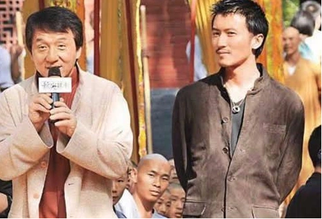 当年刘德华随口亲的婴儿如今崛起神坛地位岌岌可危