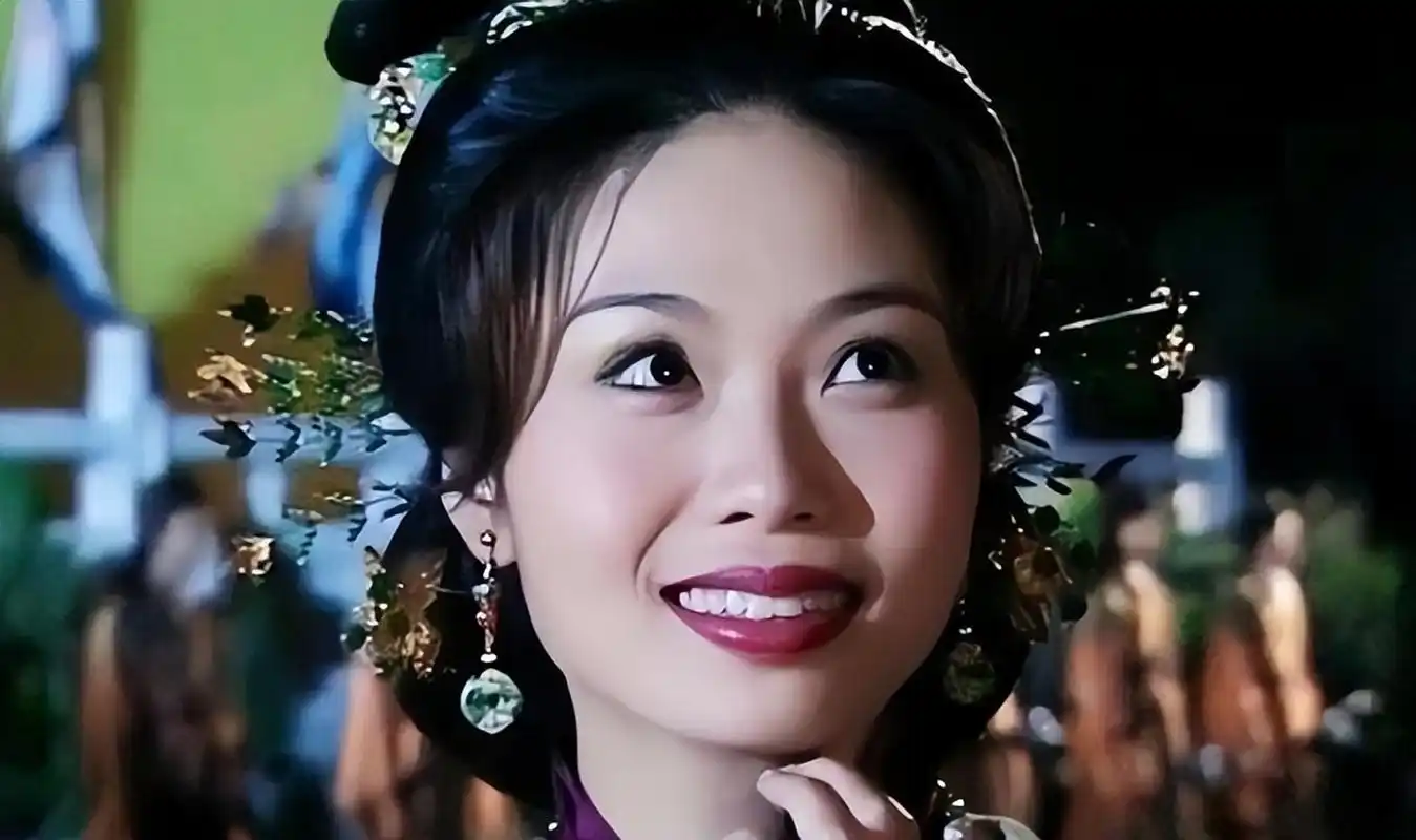 她被称为史上最丑港姐,出生在贫民窟,早年还是个小太妹,却在34岁拿下