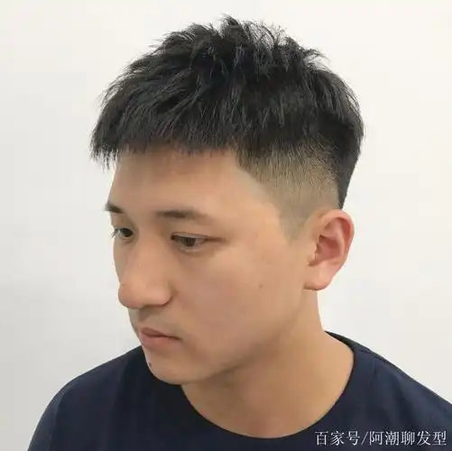 三七分的发型适合刚刚步入社会的男生,侧分短发透着一些成熟的味道