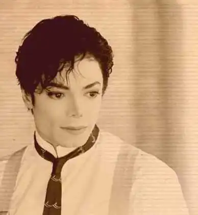 求迈克尔杰克逊youarenotalone图片还有他那短发照觉得他那样好好看他