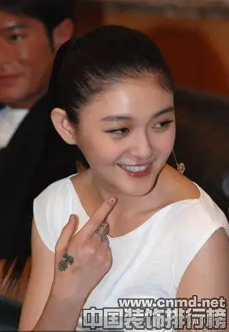 大s的右手上是有个纹身吗