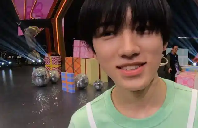 宋亚轩素颜后台被抓拍,看清生图镜头下的脸部状态,确定是17岁?