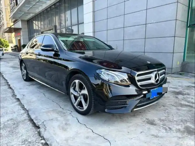 出2019年11月奔驰e300l豪华版全程4s保养一手车