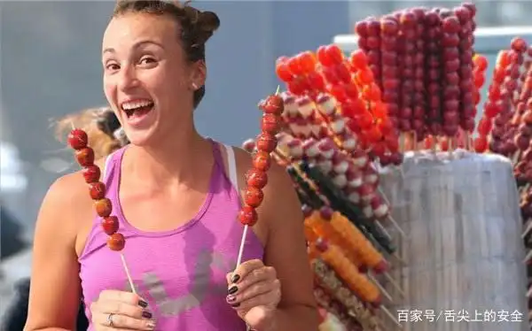 冰糖葫芦外面裹了一层"纸",不是让你吃的,而是起这个作用