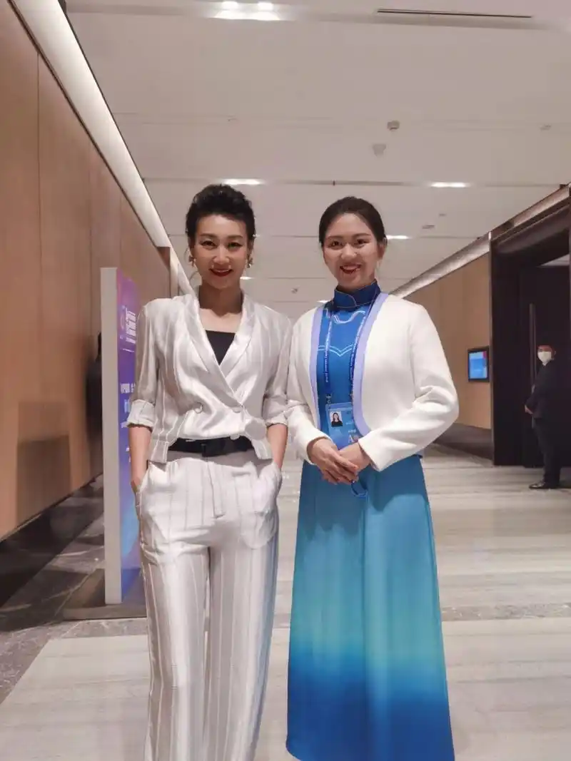 记录一下我作为世界互联网大会小梧桐遇到李梓萌老师并要到合照的