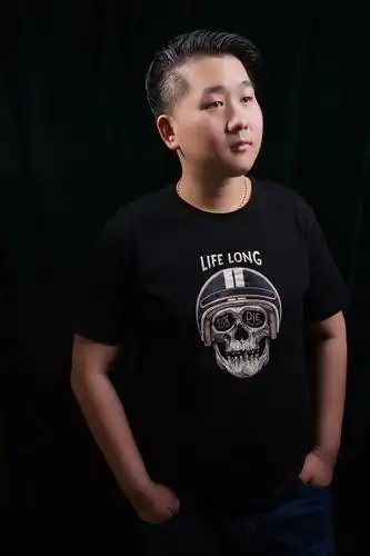 想找份大公司摄影师工作,要求学历本科,要么就是必须会摄影,摄像,剪辑