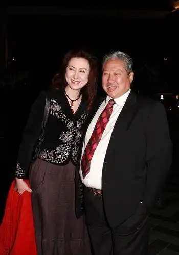 洪金宝有这样的老婆真享福,身材窈窕五官精致,真是越老越有味道