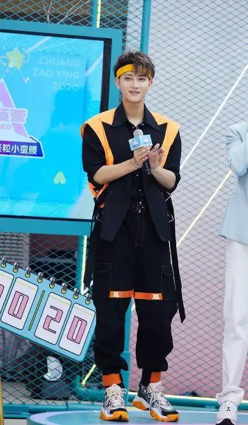 黄子韬戴橘色发带变身撕漫男,稳赢鹿晗_宋茜_黑色_外套