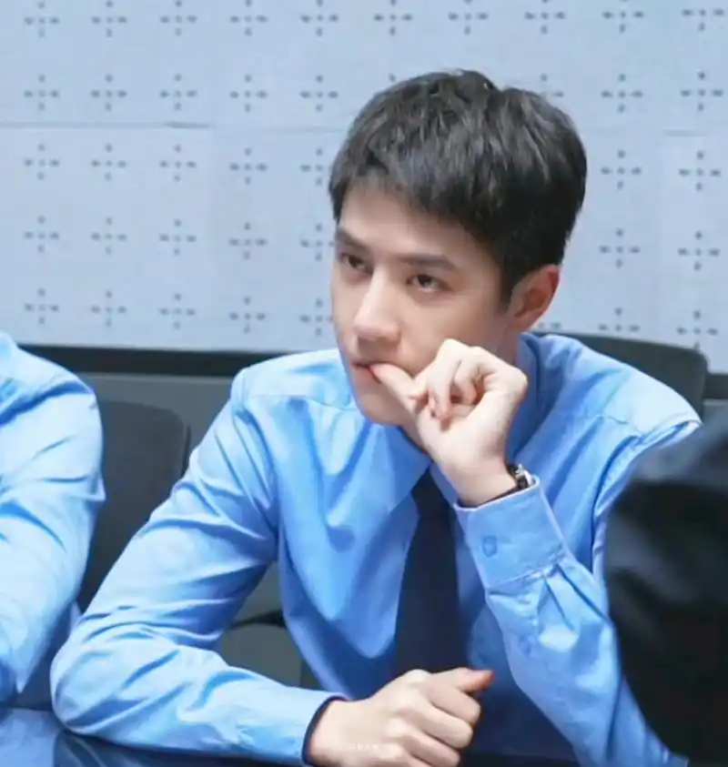 小啵又在啃手手!#王一博