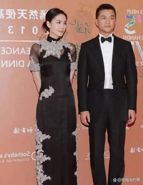 王菲早前旧照流出穿银花旗袍气质清冷不愧是天后