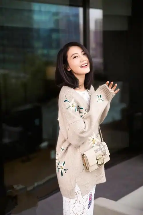 高圆圆齐肩短发身穿毛衣裙这笑容真能暖透整个夏天