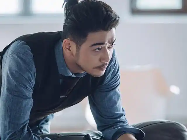 高大魁梧的杨烁,演技却十分细腻,打造出了很多经典角色