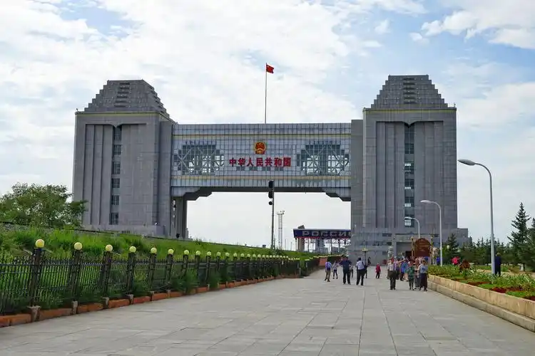 满州里中俄边界中国国门一侧