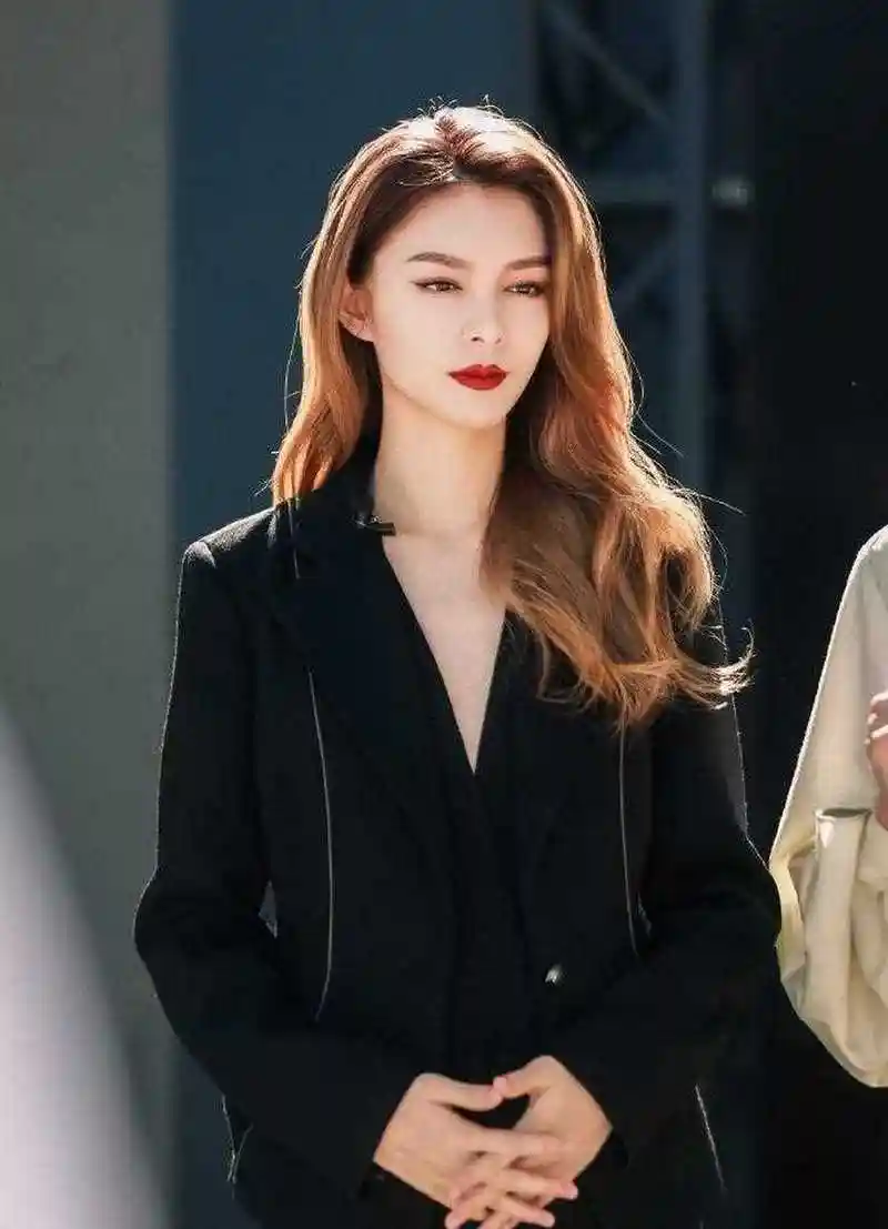 傅菁真的很适合那种女反派 就是那种在剧里特别狠而且很努力搞事业的