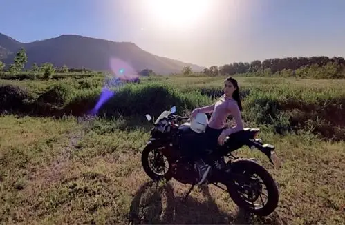 美女模特的豪爵铃木gsx250r一年骑行感受