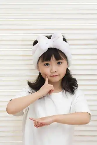 可爱的小女孩做鬼脸