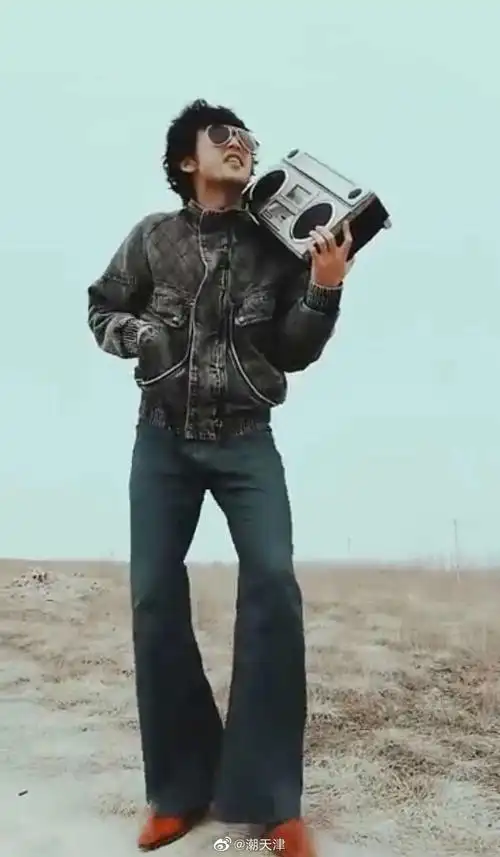 这个造型大概就是80年代到90年代初中国青年的标准造型——喇叭裤,卷