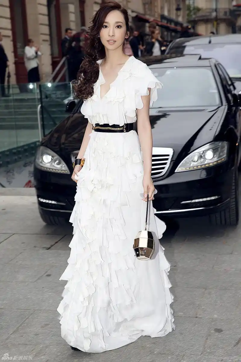 组图:吴佩慈出席巴黎秀 米蕾丝礼服典雅_高清图集_新浪网