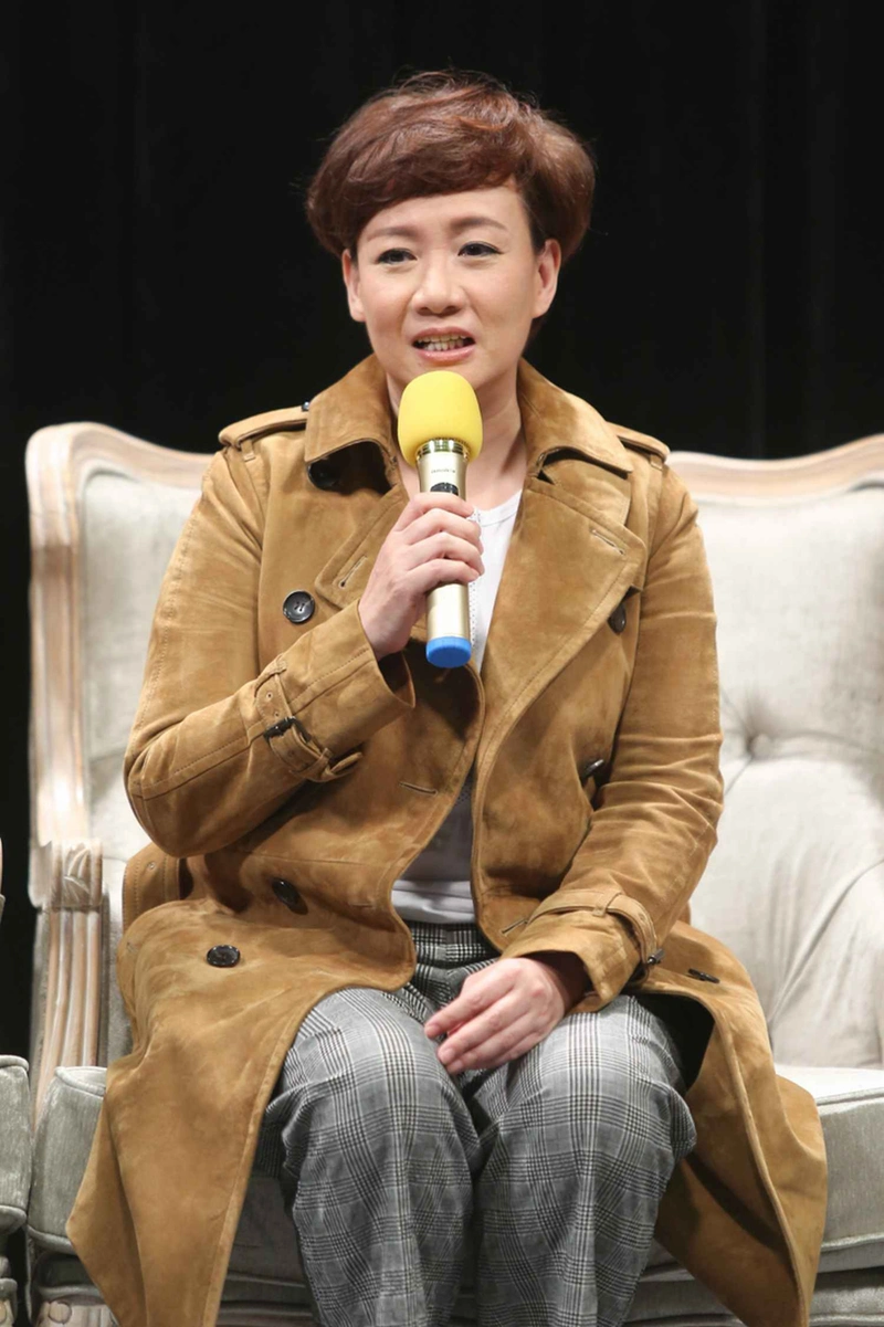 商天娥穿出了"微胖美精髓",深蓝色亮片连衣裙端庄稳重,真贵气_女性