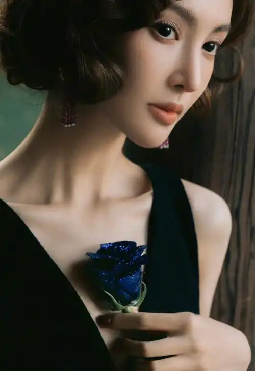 烫卷短发美拥啦～#金晨复古女郎发型