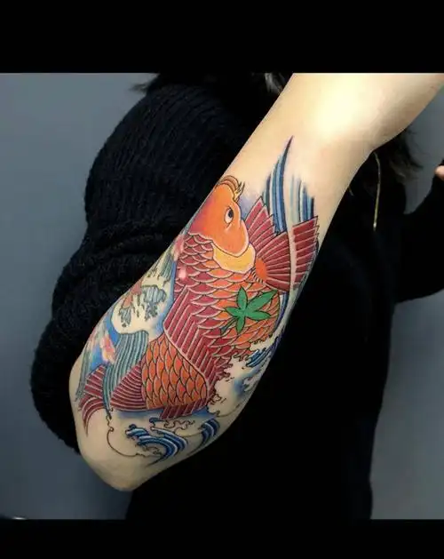 传统彩色鱼纹身图片_手臂手部新传统老传统锦鲤鲤鱼纹身图案