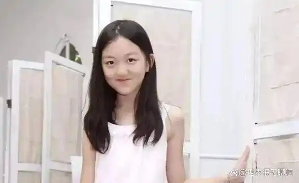 李嫣成长成熟自信,嘴唇无痕迹美到认不出