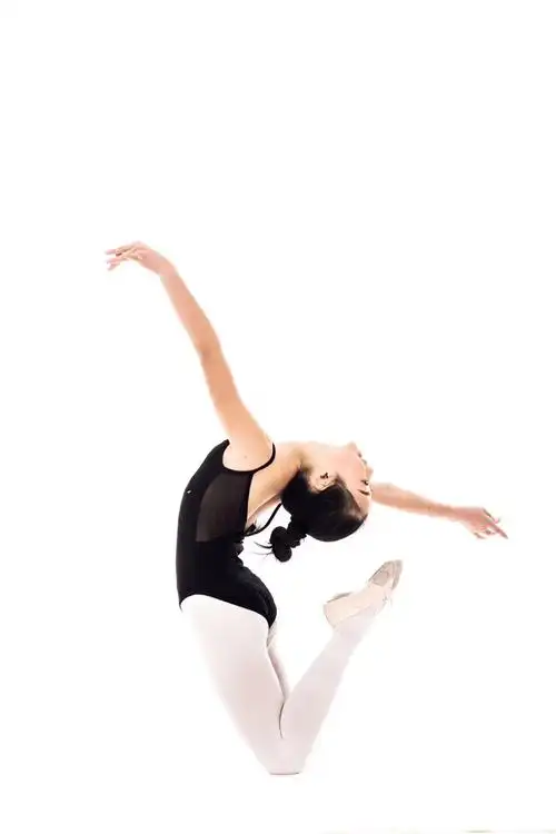 只有学舞蹈的孩子才能拍出这样的艺术照,每一个动作都美到让人心动!