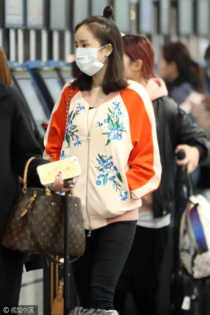 杨幂素颜现身机场