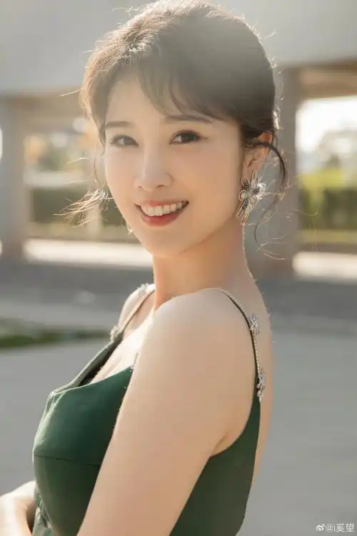 78奚望携双作入围飞天奖78温润明媚,似翡翠流光佳人倩影,似旖旎
