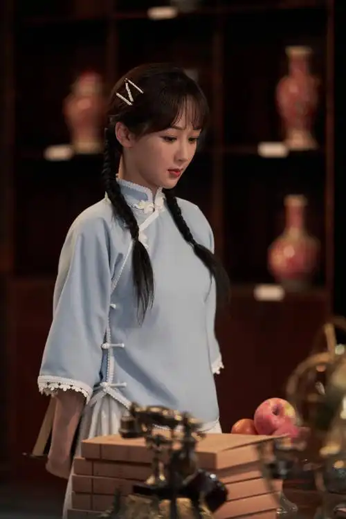 杨紫双马尾民国造型曝光 笑容甜美少女感十足