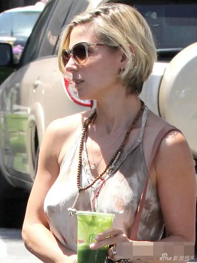 组图:雷神嫂埃尔莎真空出街 薄衫激凸上围傲人(2)_欧美星闻_明星-超级