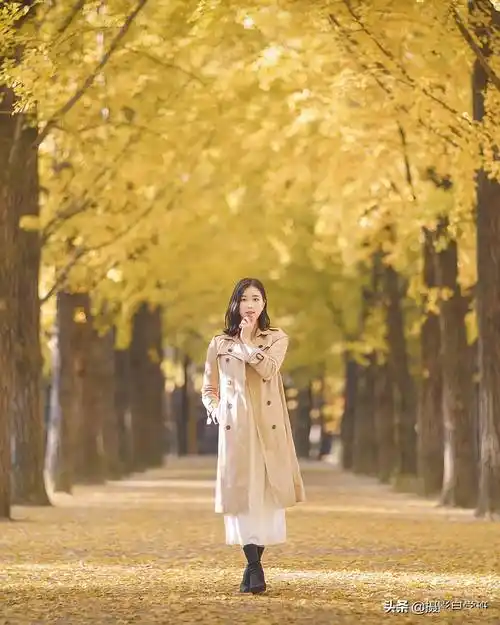 12个户外拍摄姿势,展现女人的自信大方,引领潮流_自然_画面_人物