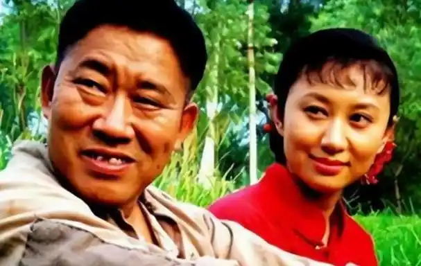 杜旭东是一位在戏剧中扮演反派角色的男演员,经常遭到观众追打.