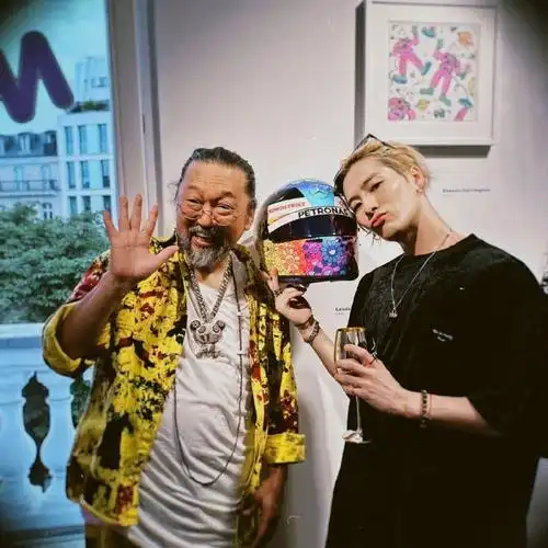 hybe老板方时赫等人合照,还与众多时尚界知名人士交流,合影中王嘉尔