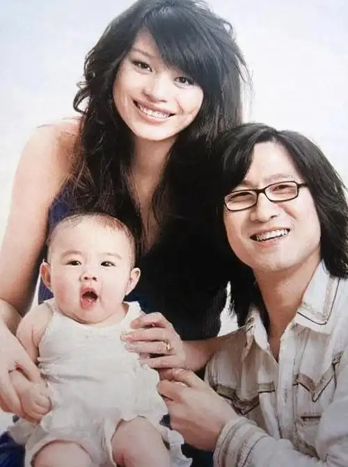 同样是与汪峰离婚,康作如清醒体面,葛荟婕却与其互撕多年?