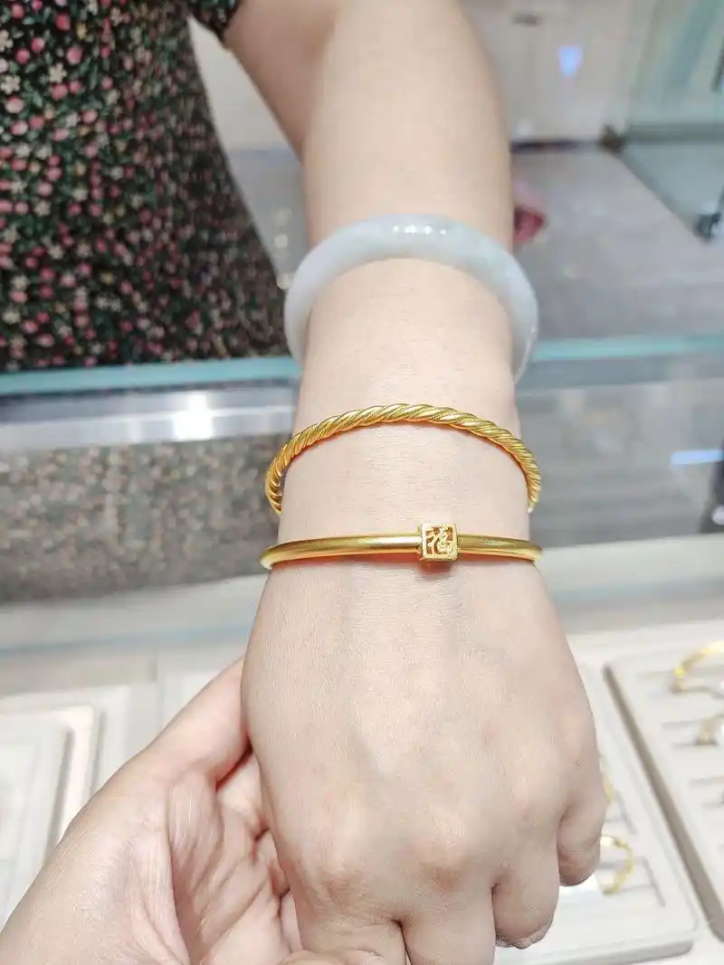 一个手碗戴两个金手镯是什么体验