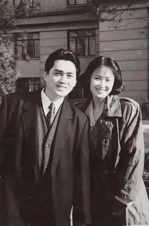 她一婚嫁给大8岁演员,二婚嫁给富商,如今60岁被宠