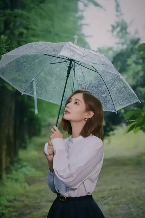 雨季到了,今天看到好几个工作室都发撑伞图